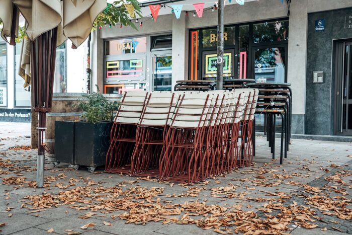 Biergartenstühle 4/2 in beigen Holz und roten Gestellen zusammengeklappt